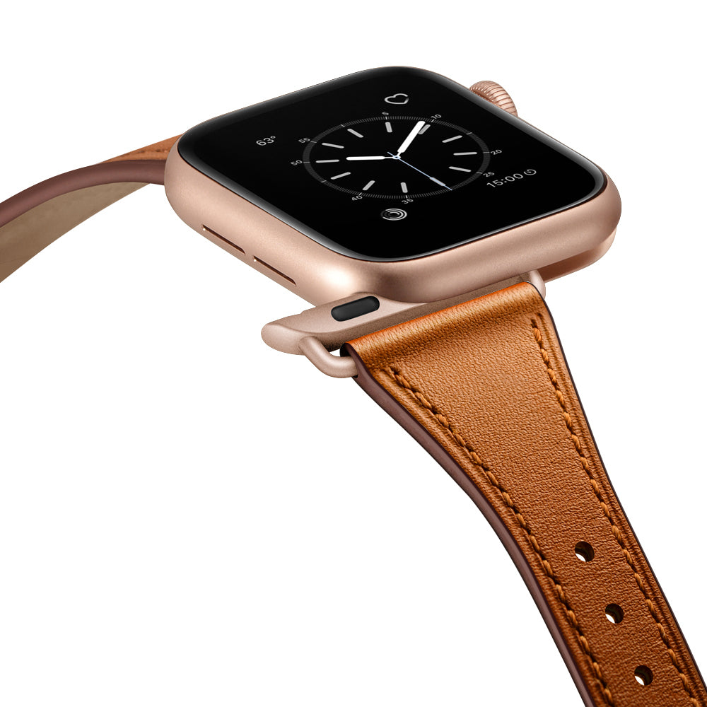 Eine Nahaufnahme einer Apple Watch mit quadratischem schwarzem Display, roségoldenem Gehäuse und dem arktisband Apple Watch Lederarmband „Napoli“ aus braunem Leder von arktisband. Die Uhr zeigt ein minimalistisches analoges Zifferblatt.