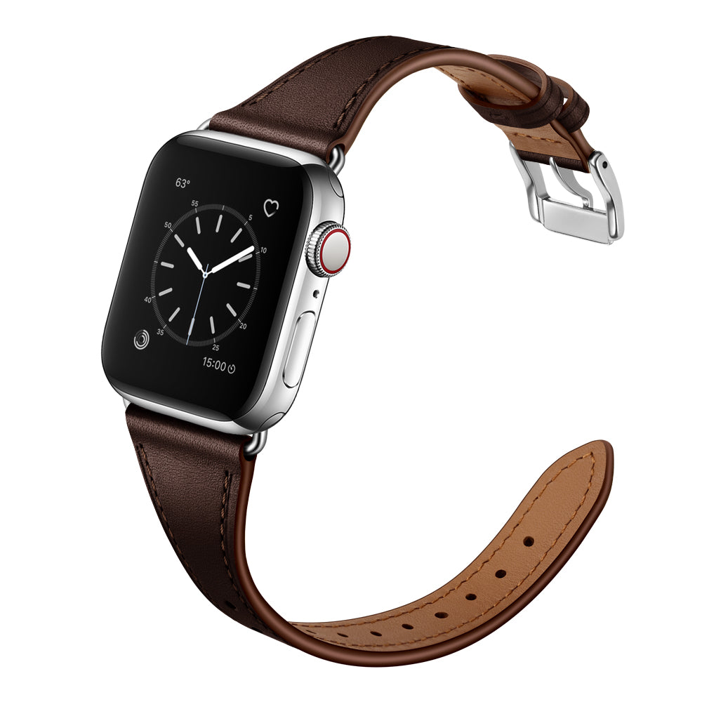 Eine silberne Smartwatch mit einem schwarzen rechteckigen Bildschirm, der ein analoges Zifferblatt anzeigt, gepaart mit dem arktisband Apple Watch Lederarmband „Napoli“ von arktisband und einer Edelstahl-Dornschließe, isoliert auf weißem Hintergrund.