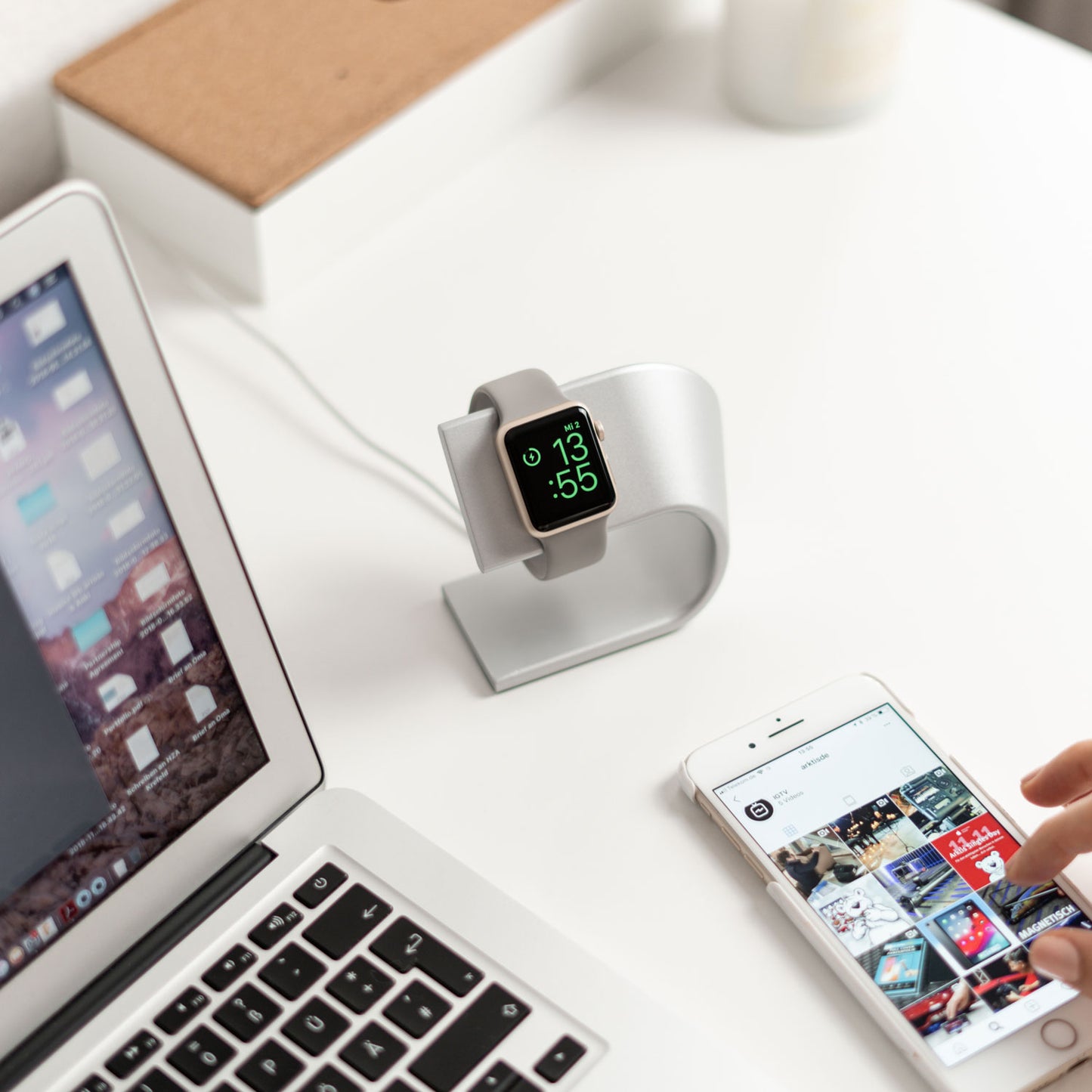 Apple Watch Ladestation aus Aluminium in Silber. Minimalistischer Style.