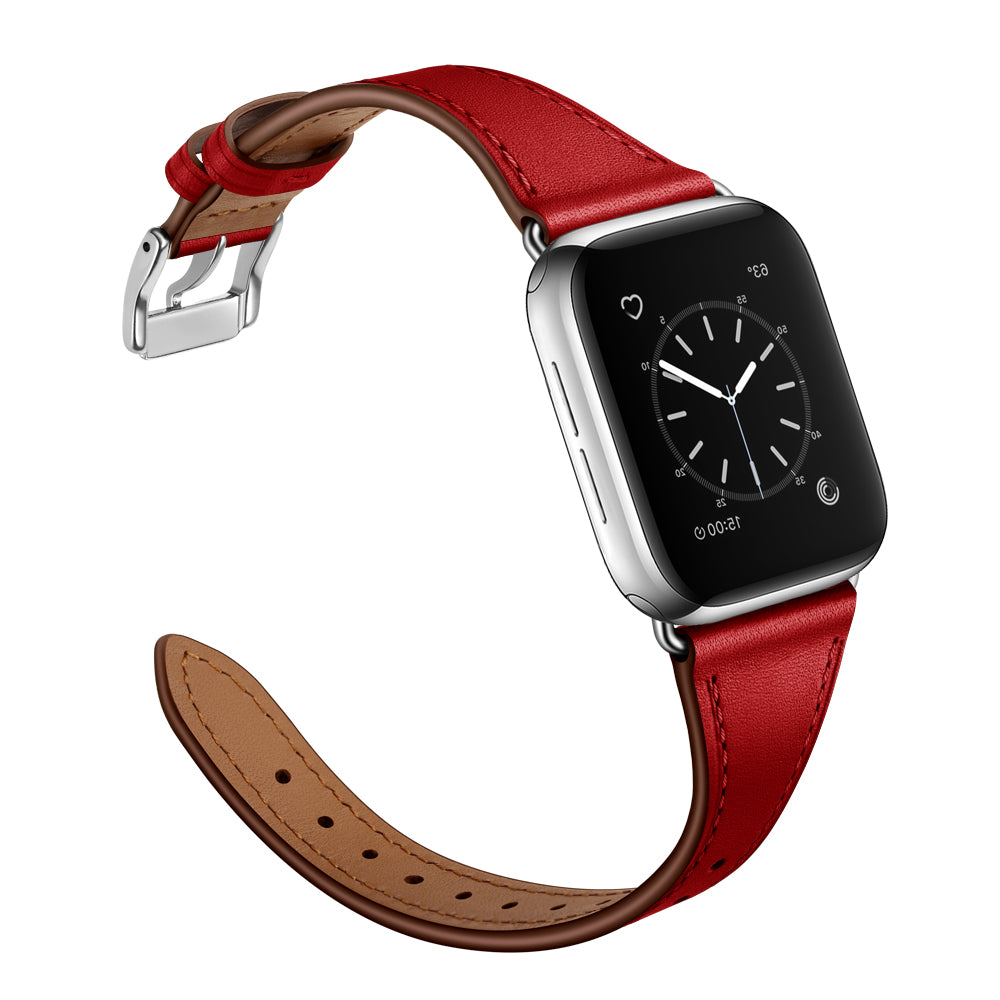 Eine silberne Smartwatch mit rechteckigem Zifferblatt zeigt eine analoge Uhr. Sie verfügt über das arktisband Apple Watch Lederarmband „Napoli“ von arktisband aus rotem Leder mit silberner Schließe und mehreren Einstelllöchern vor einem minimalistisch-weißen Hintergrund.