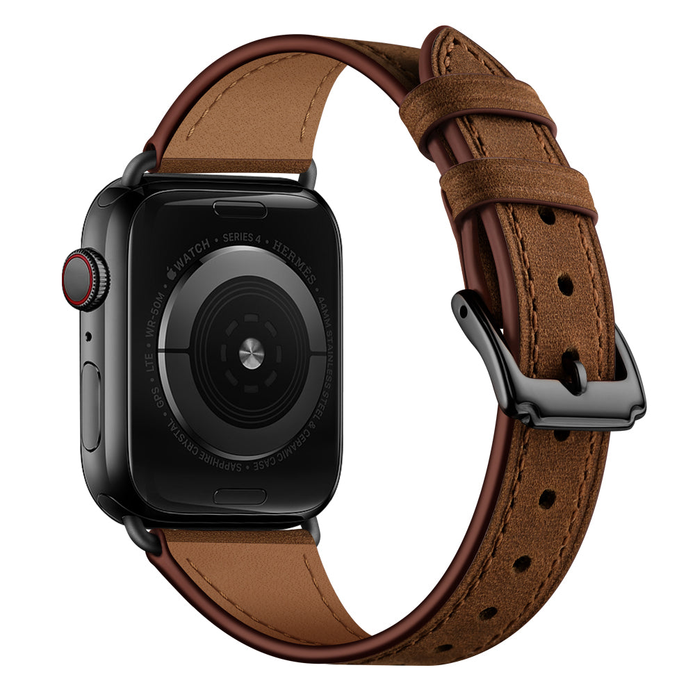 Eine Nahaufnahme des Arktisband Apple Watch Lederarmbands „Napoli“ aus braunem Echtleder mit schwarzer Schnalle auf einer Smartwatch, mit hervorgehobenen Sensoren und eingraviertem Text auf der Rückseite, alles in minimalistischem Stil dargestellt.