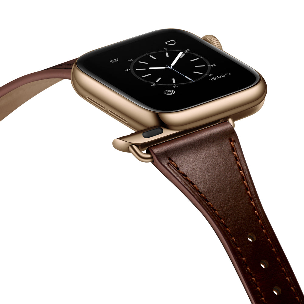 Eine goldene Apple Watch mit rechteckigem, schwarzem Analogdisplay ist schräg auf weißem Untergrund abgebildet, befestigt am Arktisband Apple Watch Lederarmband „Napoli“ mit sichtbaren Nähten, im minimalistischen Stil.