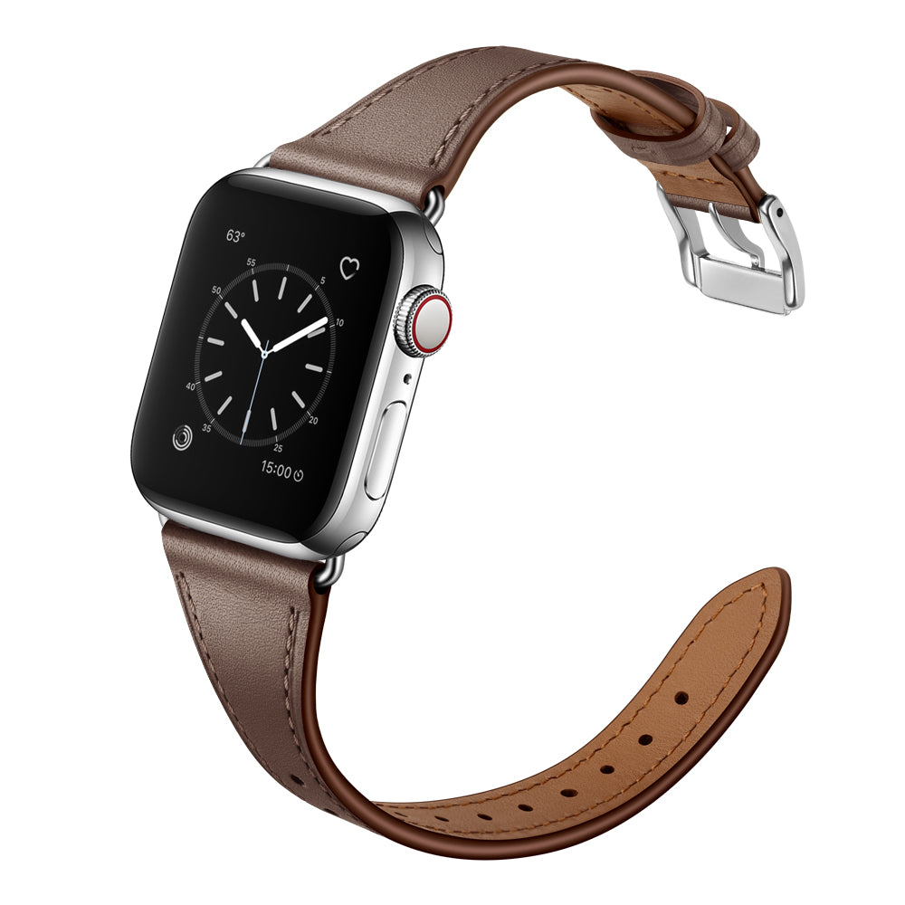 Das Arktisband Apple Watch Lederarmband „Napoli“ verfügt über ein schwarzes quadratisches Display mit einer analogen Uhr, ein braunes Echtlederarmband, eine minimalistische silberne Schnalle und eine runde Krone für mehr Stil.