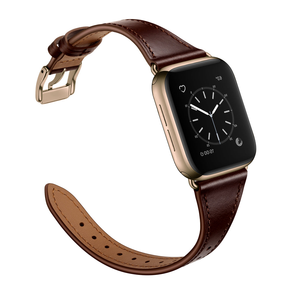 Das arktisband Apple Watch Lederarmband „Napoli“ von arktisband besteht aus echtem braunem Leder, hat eine minimalistische Metallschnalle und wird an einer goldfarbenen Smartwatch mit rechteckigem Zifferblatt auf weißem Hintergrund präsentiert.