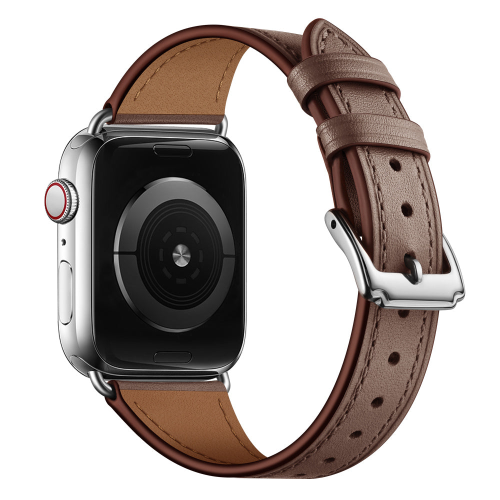 Abgebildet ist eine Smartwatch mit schwarzem Bildschirm und Edelstahlgehäuse, die das arktisband Apple Watch Lederarmband „Napoli“ aus braunem Leder mit Löchern und silberner Schnalle trägt, alles im minimalistischen Stil auf weißem Hintergrund.