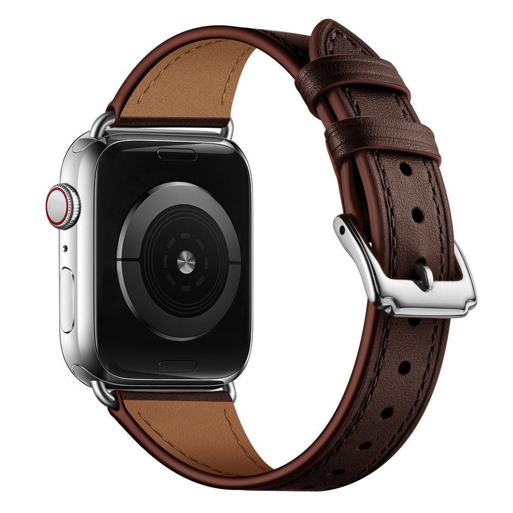 Das arktisband Apple Watch Lederarmband „Napoli“ von arktisband – eine Smartwatch mit rechteckigem Zifferblatt, silbernem Gehäuse und braunem perforiertem Echtlederarmband mit Edelstahl-Dornschließe – wird von hinten schräg auf weißem Hintergrund abgebildet.