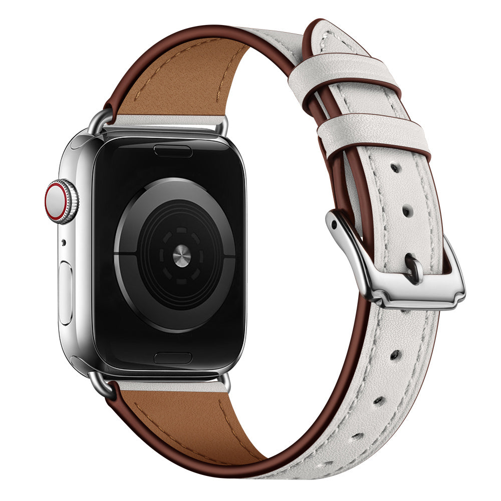 Die Rückseite einer Smartwatch mit rechteckigem, schwarzem Display und silbernem Gehäuse ist zu sehen. Sie ist mit dem arktisband Apple Watch Lederarmband „Napoli“ ausgestattet, einem weißen Echtlederarmband mit braunen Kanten, Metallverschluss und mehreren Einstelllöchern.