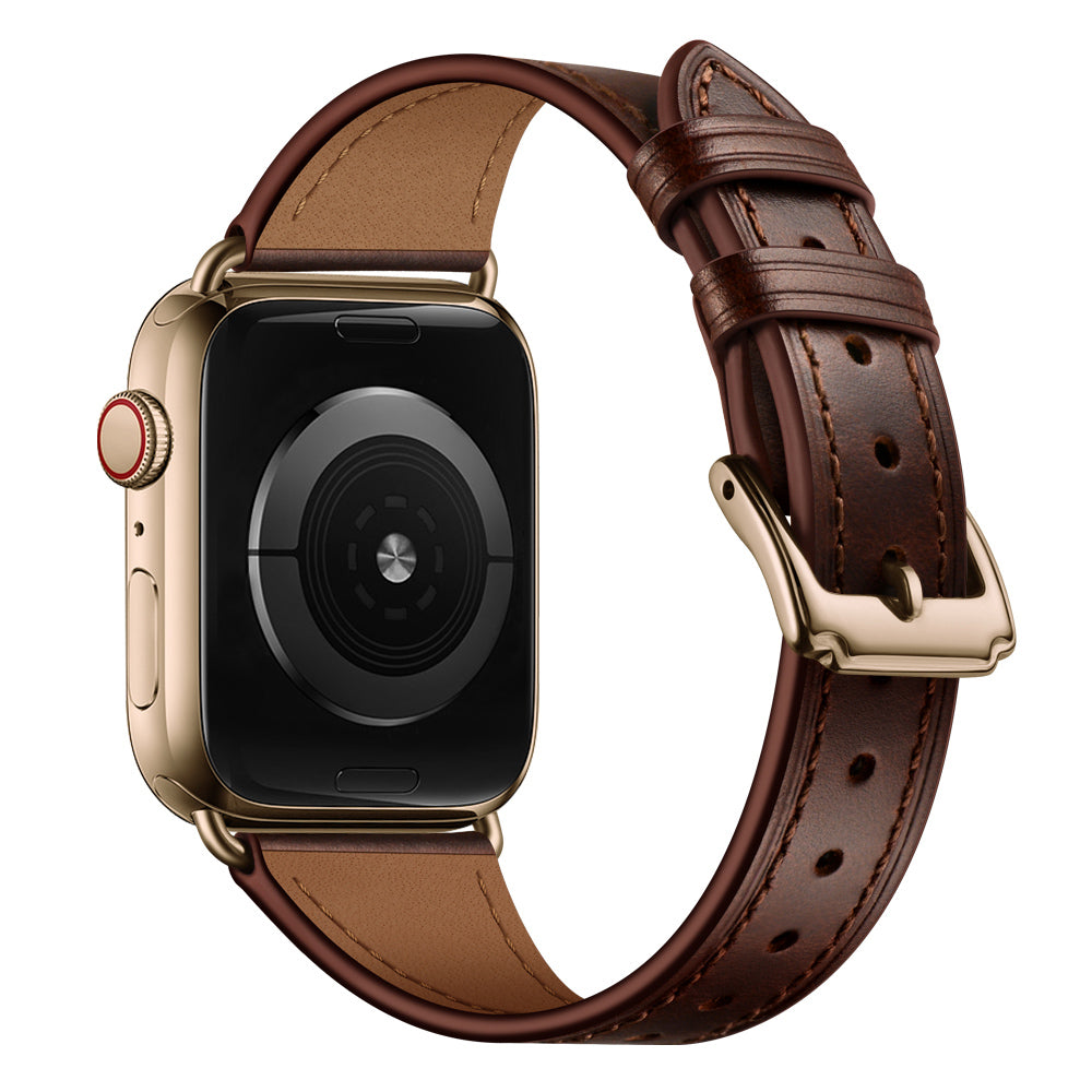 Das Arktisband Apple Watch Lederarmband „Napoli“ ist in Gold mit schwarzem Bildschirm und einem braunen Echtlederarmband erhältlich, das schräg gezeigt wird, wodurch der seitliche Knopf und der Schnallenverschluss hervorgehoben werden.