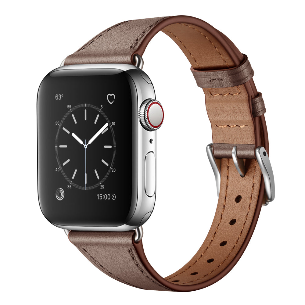 Eine silberne Smartwatch mit rechteckigem schwarzem Display und rot akzentuierter Krone wird mit dem arktisband Apple Watch Lederarmband „Napoli“ kombiniert, das einen minimalistischen Stil, ein analoges Zifferblatt und Wetterinformationen aufweist.