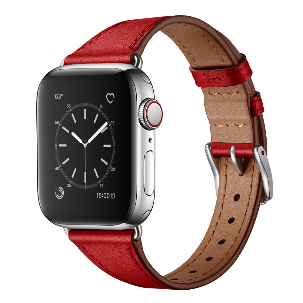 Eine silberne Smartwatch mit rechteckigem, schwarzem Touchscreen zeigt eine analoge Uhr und die digitale Uhrzeit an, befestigt am Arktisband Apple Watch Lederarmband „Napoli“ in Rot und Hellbraun mit einer Schnalle für einen minimalistischen Stil.