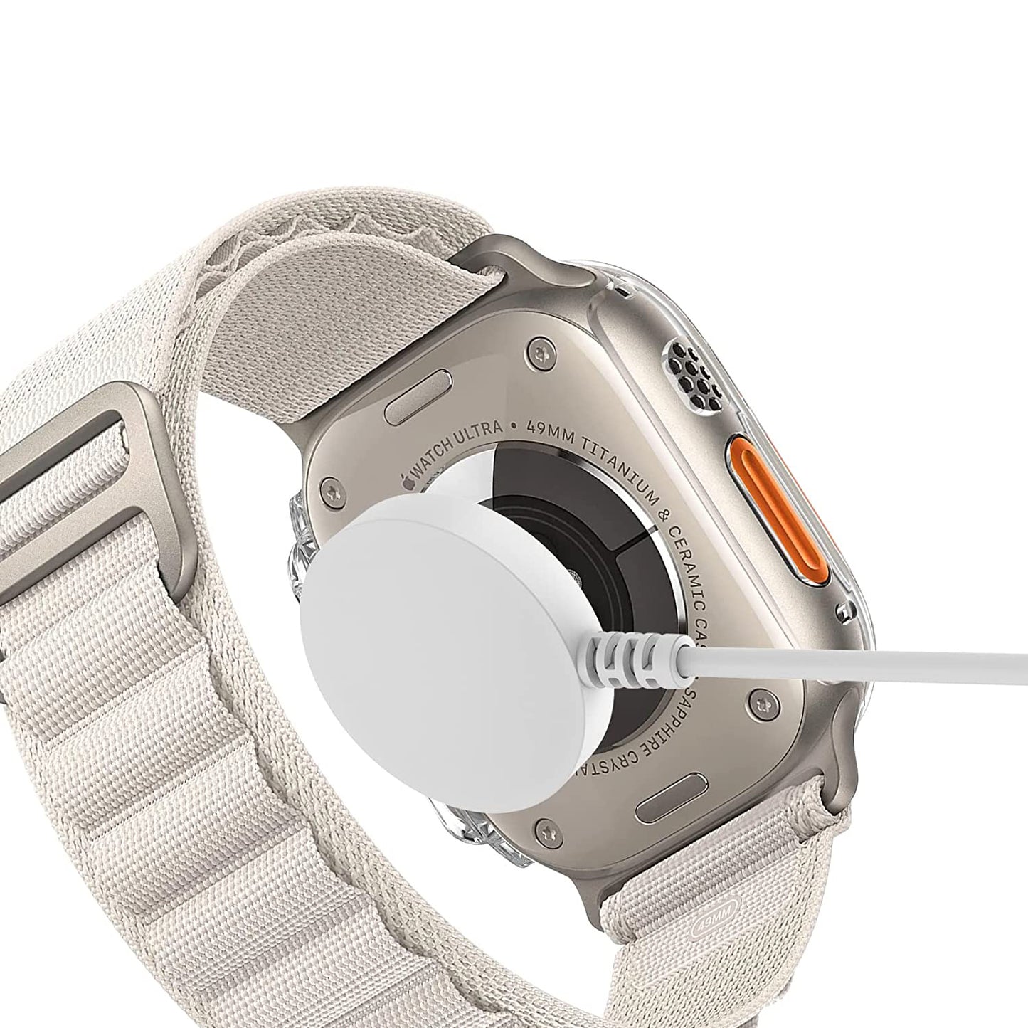 Eine Apple Watch Ultra 49 mm mit beigem Armband wird durch den ArktisPRO CRYZTAL BUMPER geschützt und über ein rundes magnetisches Ladekabel aufgeladen, das an der Rückseite angebracht ist.