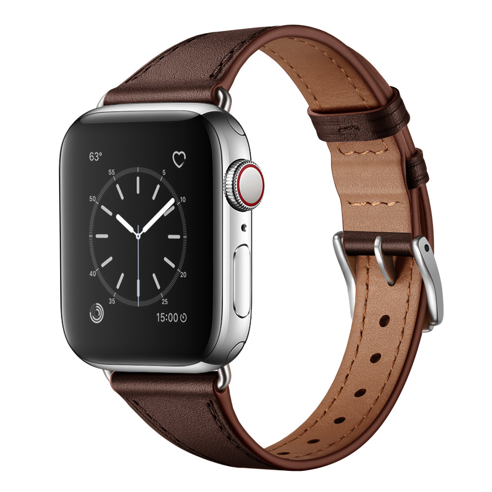 Das arktisband Apple Watch Lederarmband „Napoli“ von arktisband ist auf einer Smartwatch mit quadratischem schwarzen Display, silbernem Gehäuse und braunem Lederarmband mit Edelstahlschließe abgebildet, fotografiert auf weißem Hintergrund.