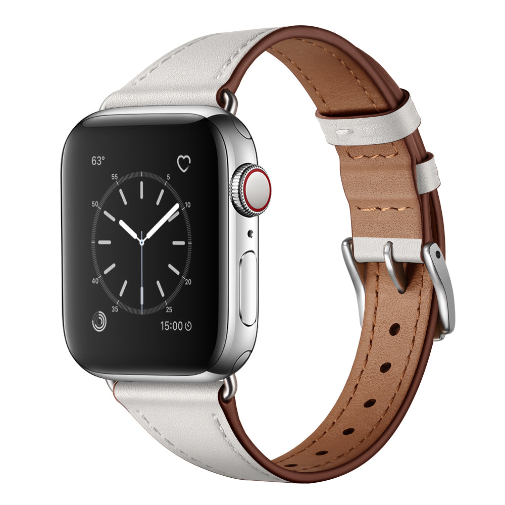 Eine silberne Smartwatch mit einem rechteckigen schwarzen Bildschirm mit analogem Zifferblatt, gepaart mit dem arktisband Apple Watch Lederarmband „Napoli“ aus echtem zweifarbigem weiß-braunem Leder mit einer Metallschnalle für minimalistischen Stil.
