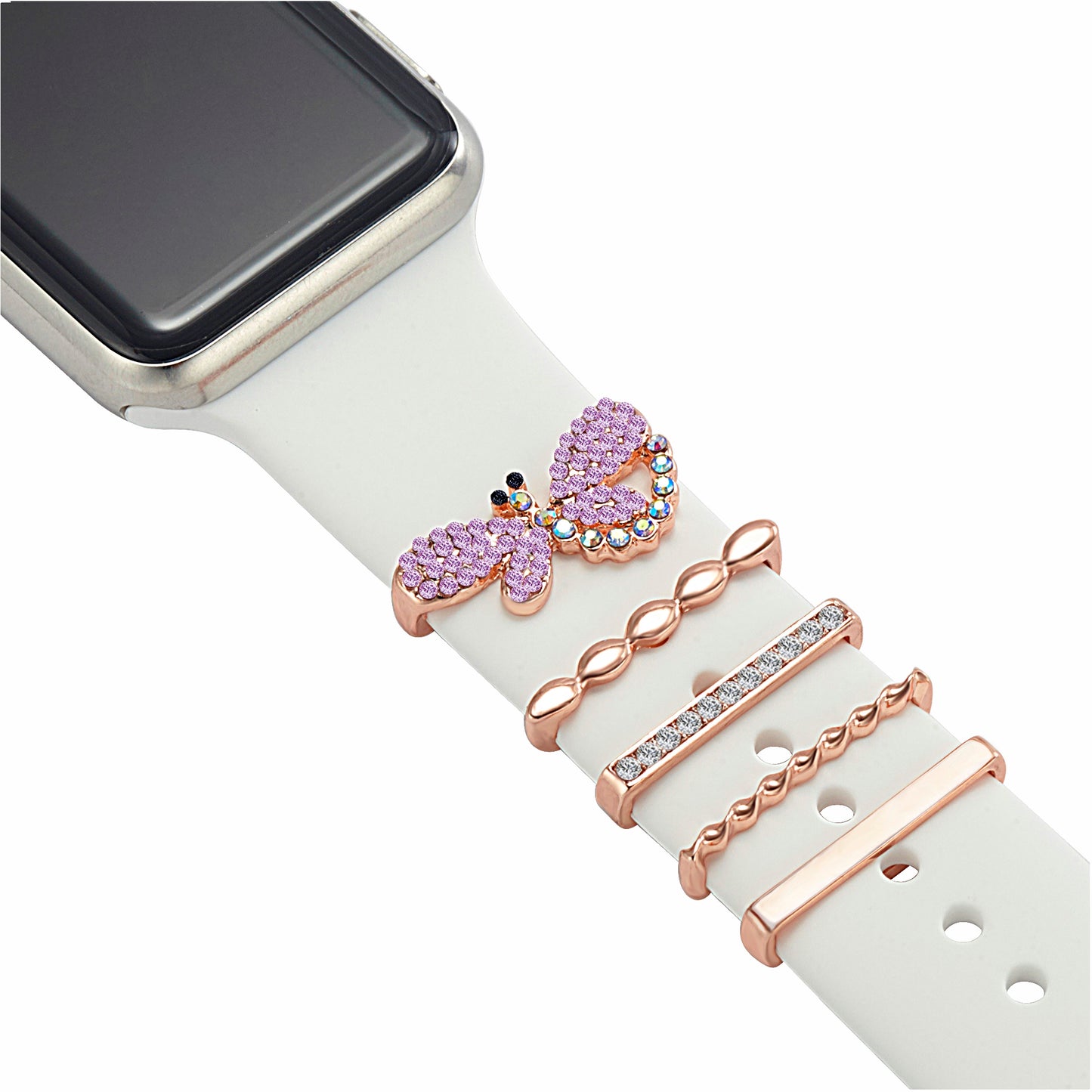 Personalisieren Sie Ihr weißes Arktisband-Armband für die Apple Watch mit vier roségoldenen Arktisband-Anhängern, darunter ein rosa Schmetterling aus Strasssteinen und drei geometrische Anhänger in der Nähe des Zifferblatts.