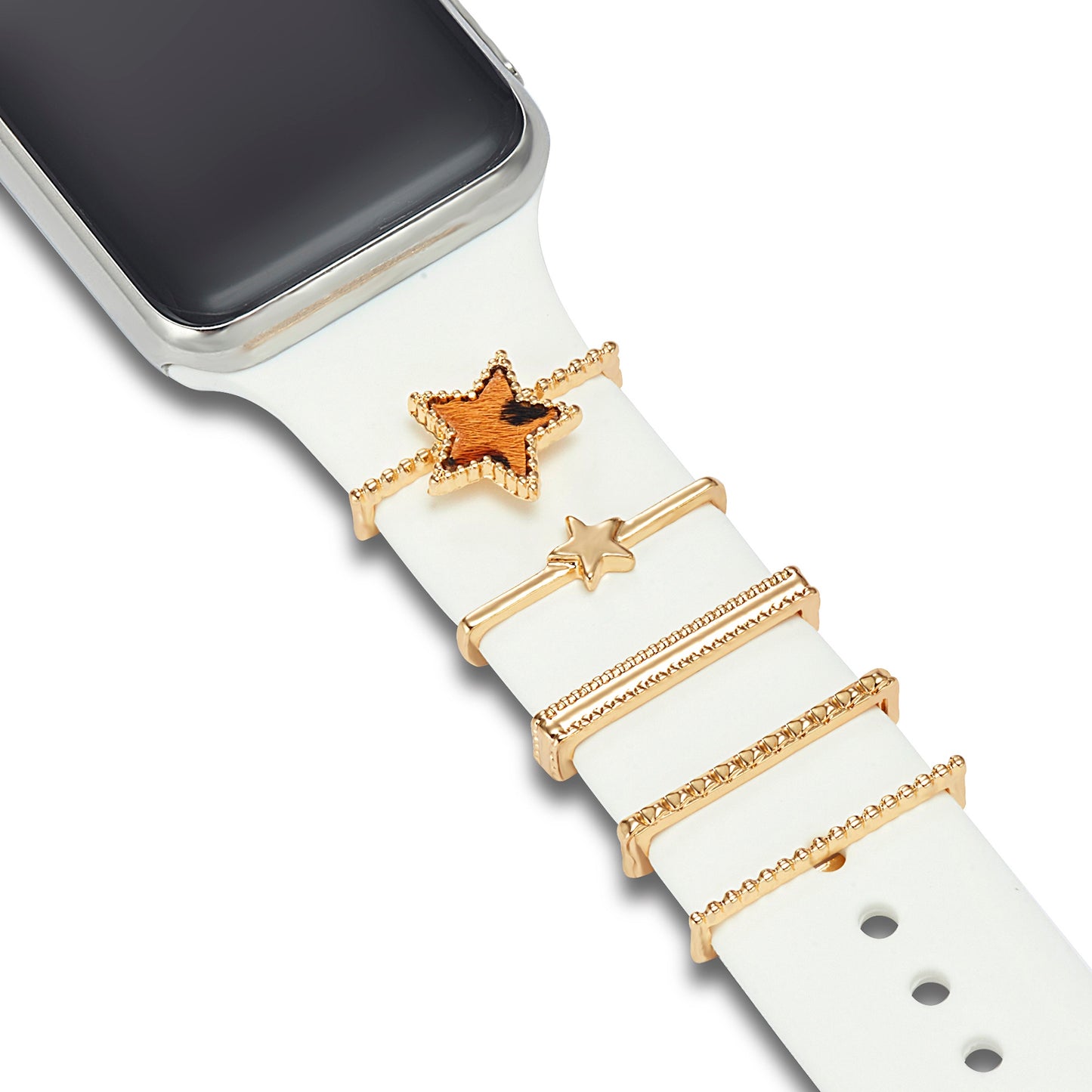 Eine horizontal ausgerichtete Apple Watch mit weißem Arktisband zeigt fünf goldene Arktisband-Apple-Watch-Armband-Charms, darunter ein Sterndesign, die auf dem anpassbaren Armband unter dem Zifferblatt angeordnet sind.