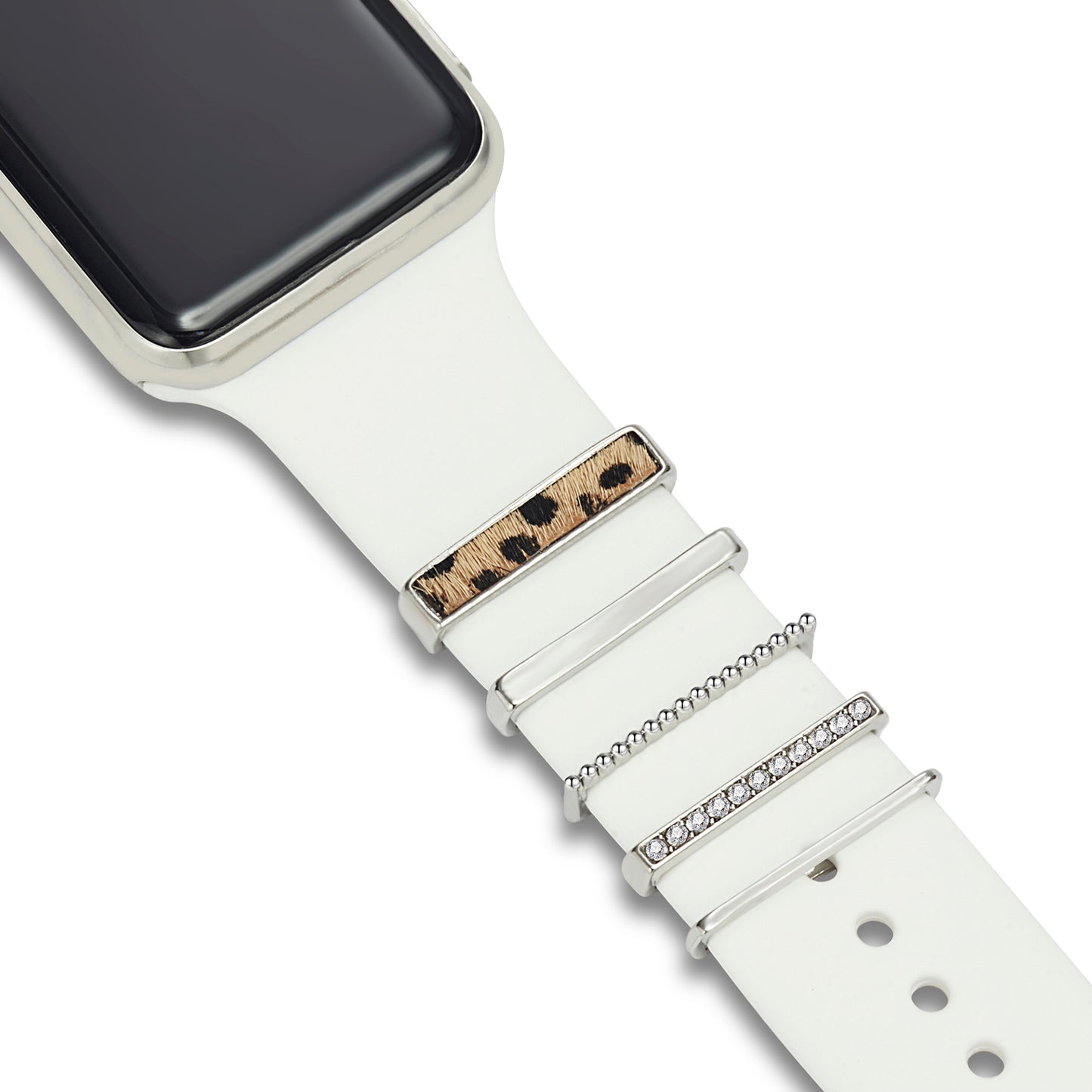 Ein weißes Arktisband-Smartwatch-Armband mit vier individuell anpassbaren Arktisband-Apple-Watch-Armband-Anhängern – Leopardenmuster, schlichtes Metallic, kleine Metallic-Perlen und klare Kristalle. Zifferblatt teilweise sichtbar.