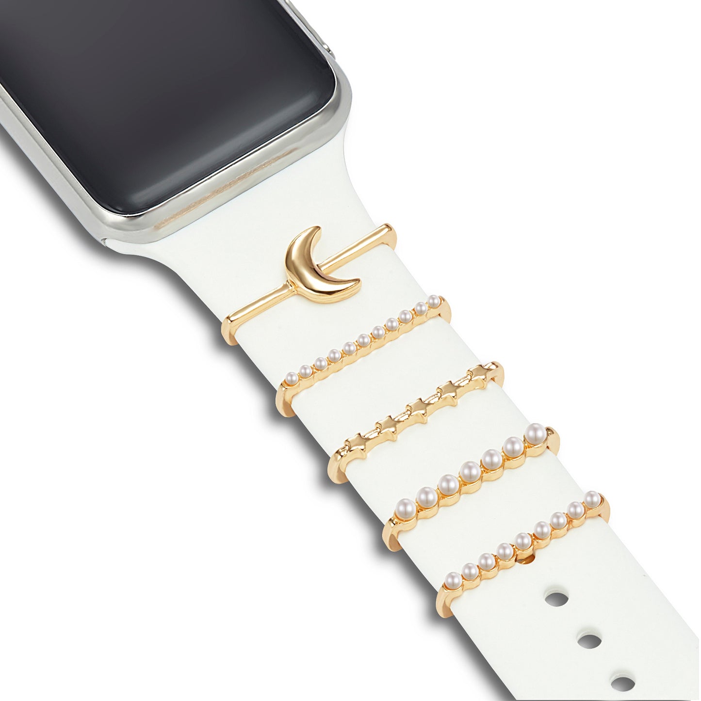Eine Nahaufnahme eines weißen Arktisband-Smartwatch-Armbands mit fünf Arktisband-Apple-Watch-Armband-Charms – Halbmonde, Perlen, Sterne und Perlen – zeigt, wie die individuell gestaltbaren Charms eine stilvolle Note verleihen; das Zifferblatt ist teilweise sichtbar.