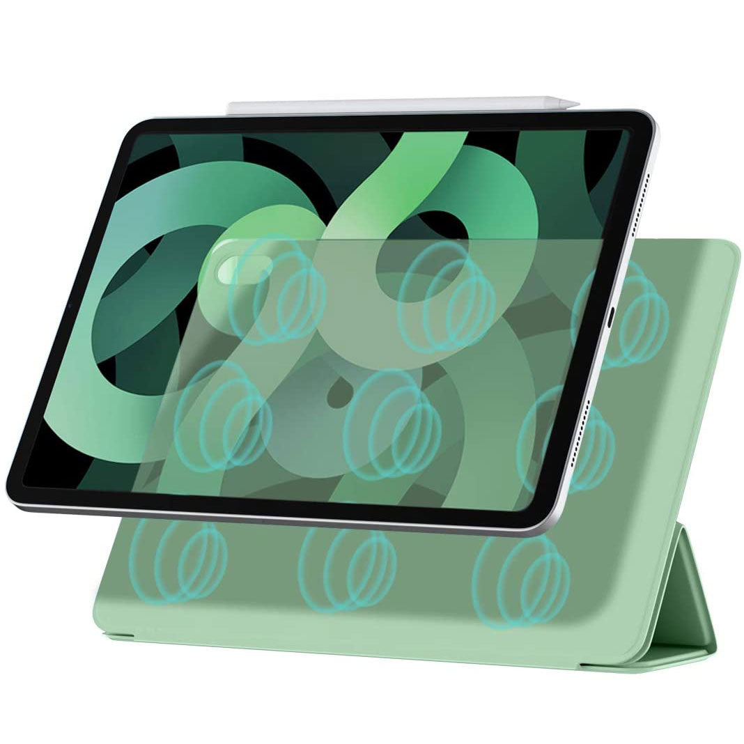 Ein iCEO iPad Air 10,9" (2022/2020) mit dem grünen iCEO magnetisches Smart Case 2.0 steht auf einem Ständer, blaue Wirbel über Bildschirm und Hülle deuten auf magnetisches Laden hin, während auf dem Display ein abstraktes grün-schwarzes Bild erscheint.