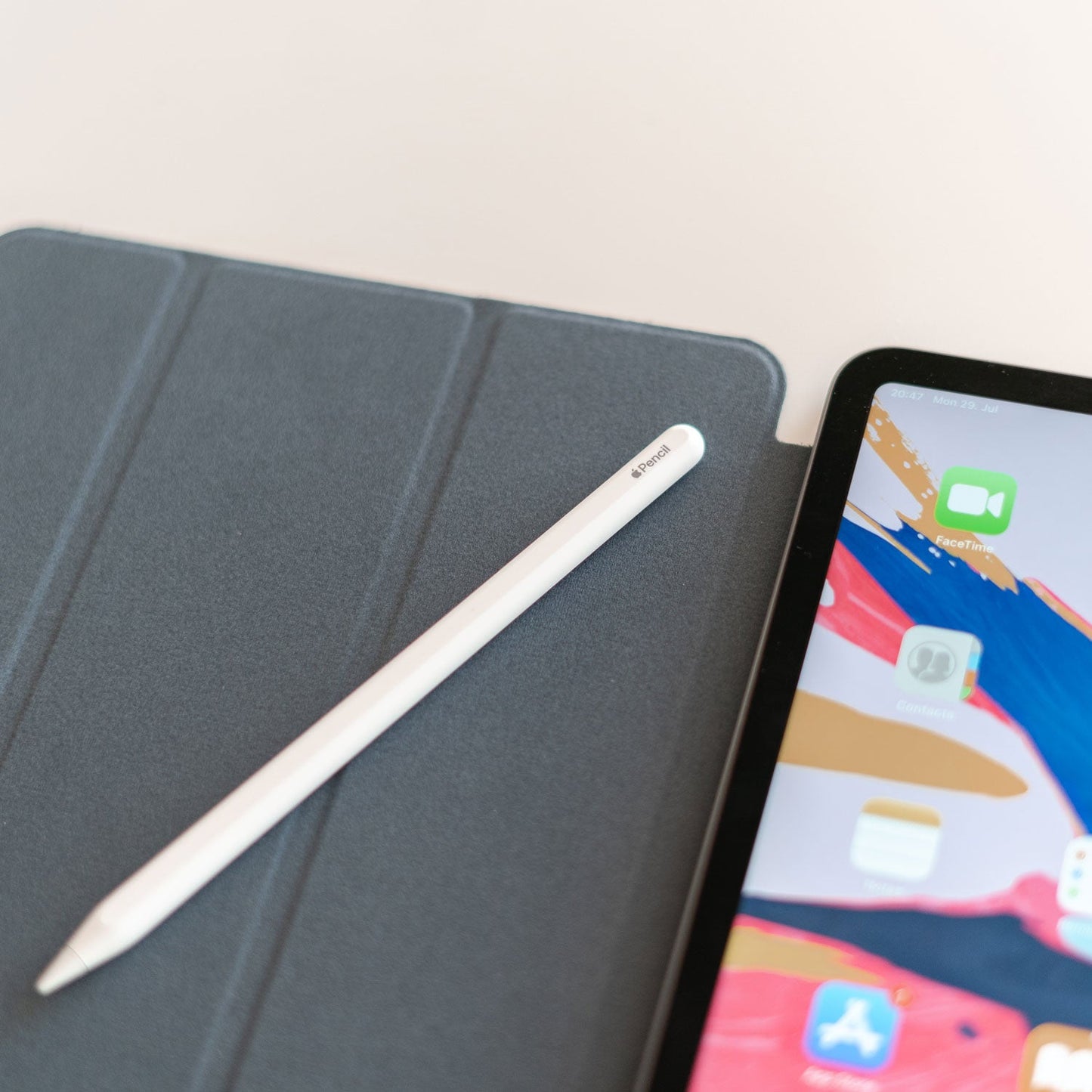 Ein Stylus liegt auf einer ultradünnen Schutzhülle neben einem iPad 11" (2022/2025) mit farbigem Display, während das magnetische Smart Case von iCEO das Gerät elegant schützt.
