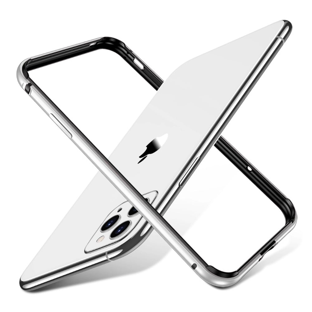 Der aus robustem Flugzeugaluminium gefertigte Aviato AirZERO Alu Bumper für das iPhone 11 Pro von Aviato verfügt über ein silbernes Gehäuse mit schwarzem Rahmen und ist diagonal auf weißem Hintergrund abgebildet.