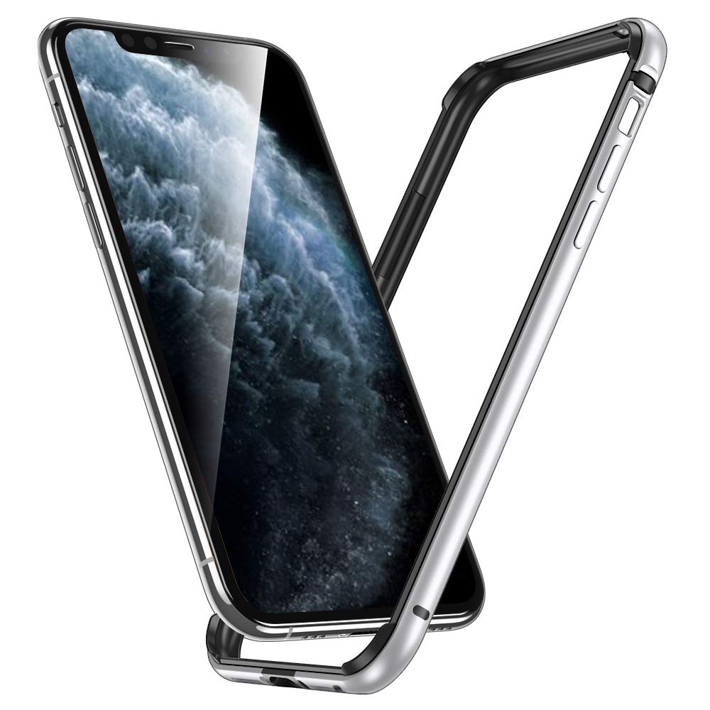 Der Aviato AirZERO Alu Bumper für das iPhone 11 Pro von Aviato verfügt über einen metallischen Flugzeugaluminiumrahmen, der teilweise geöffnet dargestellt ist, um sowohl das Telefon als auch die Hülle zu präsentieren – vollständig kompatibel mit kabellosem Laden und für das iPhone 11 Pro entwickelt.