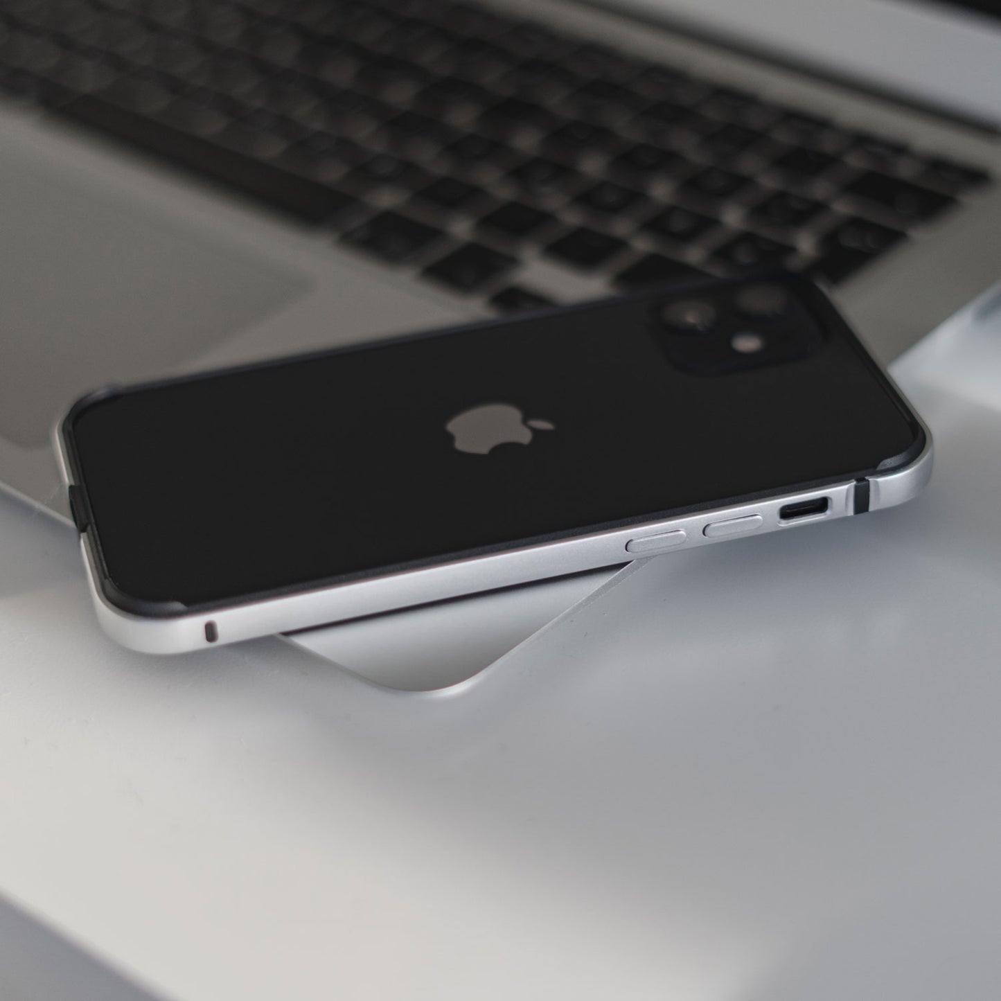 Aviato AirZERO Alu Bumper für iPhone 12