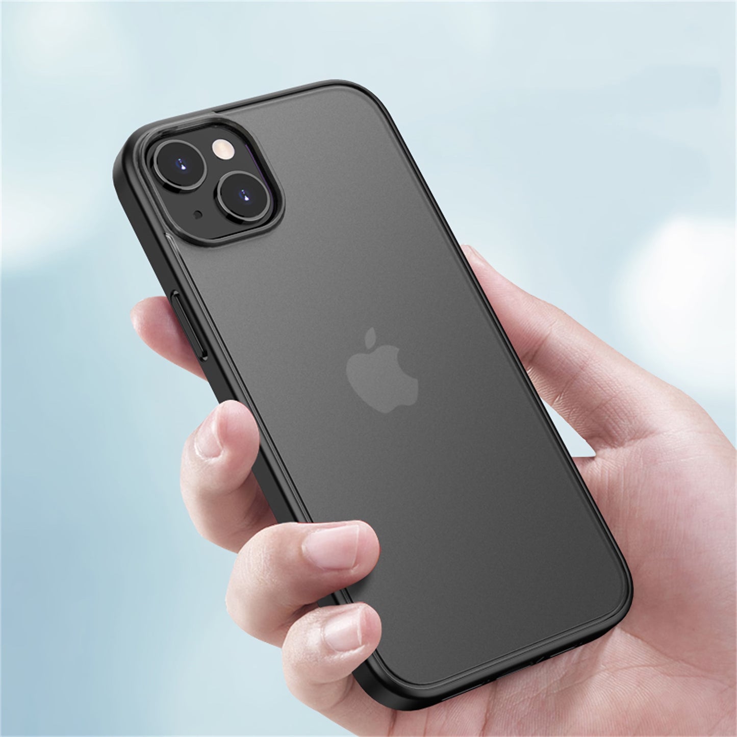 Eine Hand hält ein Aviato SECTOR SLIM Case für iPhone 13 – Full Black vor einem unscharfen hellblauen Hintergrund. Diese kratzfeste Polycarbonat-Schutzhülle ist von Aviato.