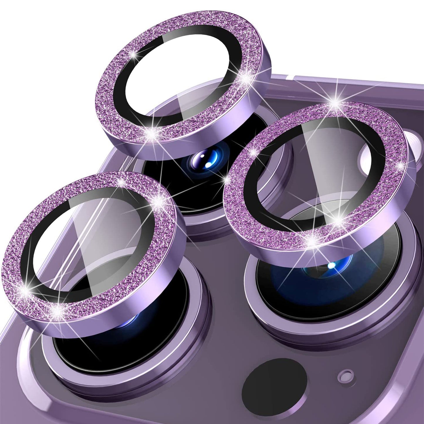Nahaufnahme des ArktisPRO iPhone 14 Pro Max SPARKLING-Objektivschutzes von ArktisPRO mit drei Kameraobjektiven, hervorgehoben durch funkelnde violette Aluminiumringe.