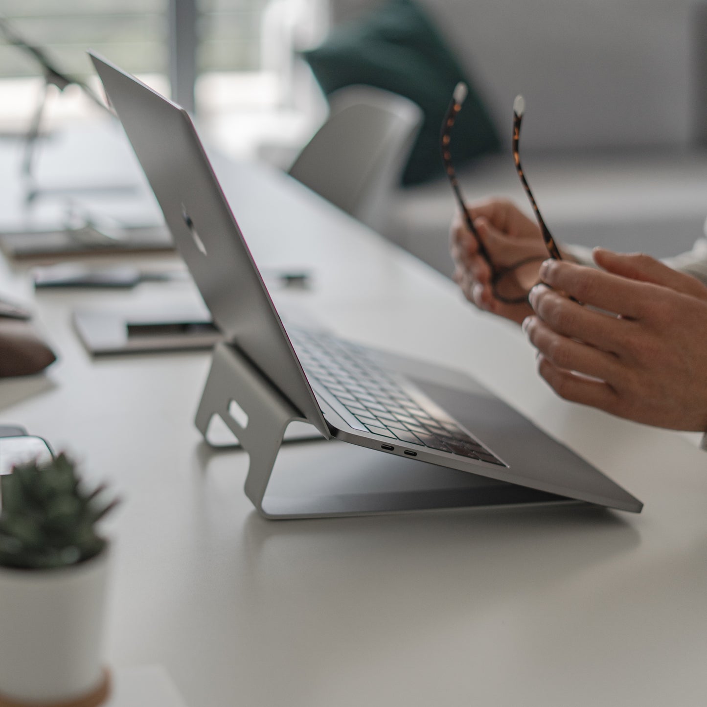 iCEO AluStand für iPads und MacBooks silber