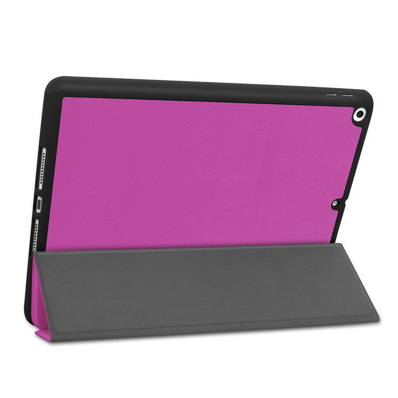 Ein ArktisPRO iPad 10,2" PREMIUM SmartCase ist auf einem grauen Klappständer abgebildet, zeigt seinen Apple Pencil-Halter und bietet freien Zugang zu den Anschlüssen und der Rückkamera des Tablets.