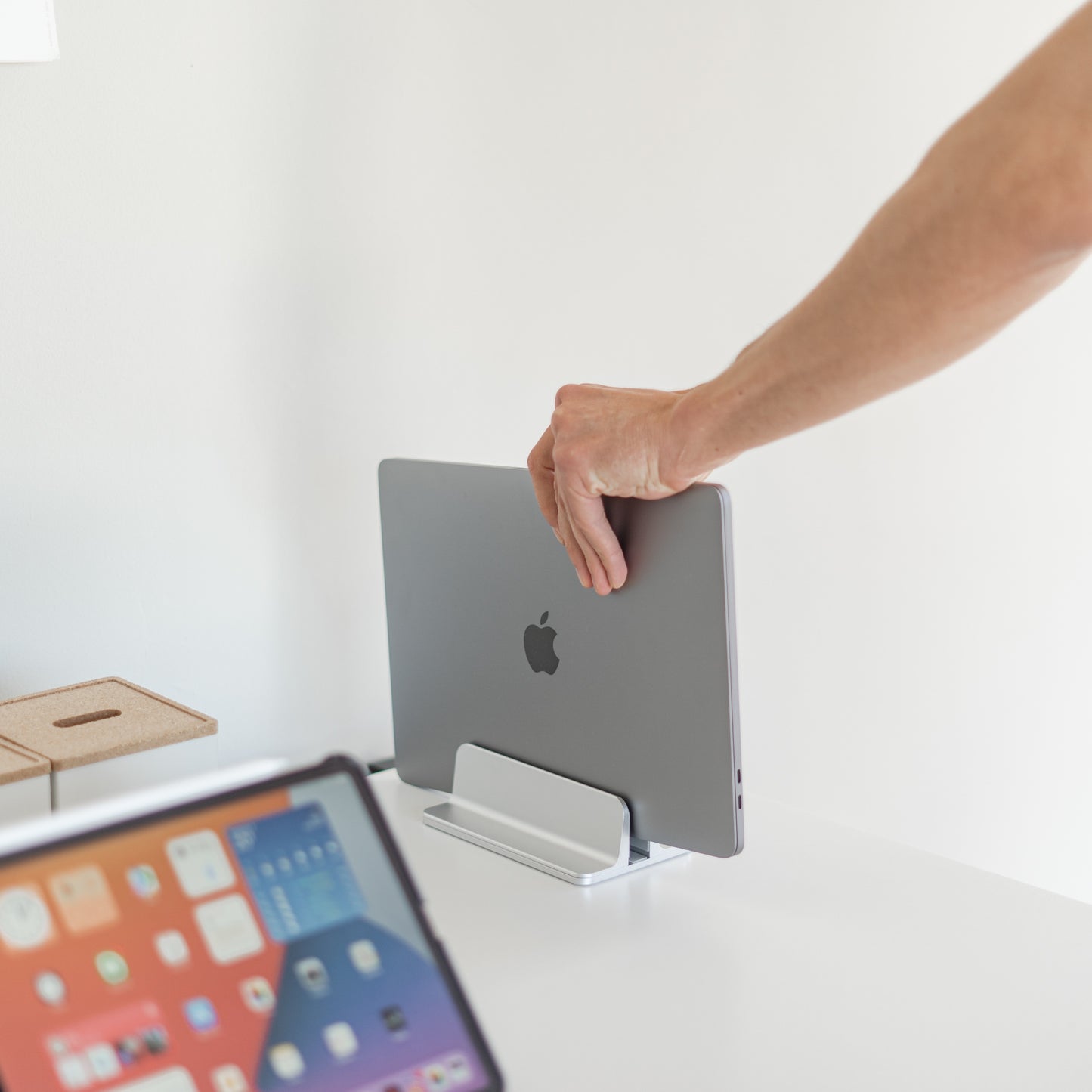 ArktisPRO AluClip für MacBook, MacBook Air und MacBook Pro silber