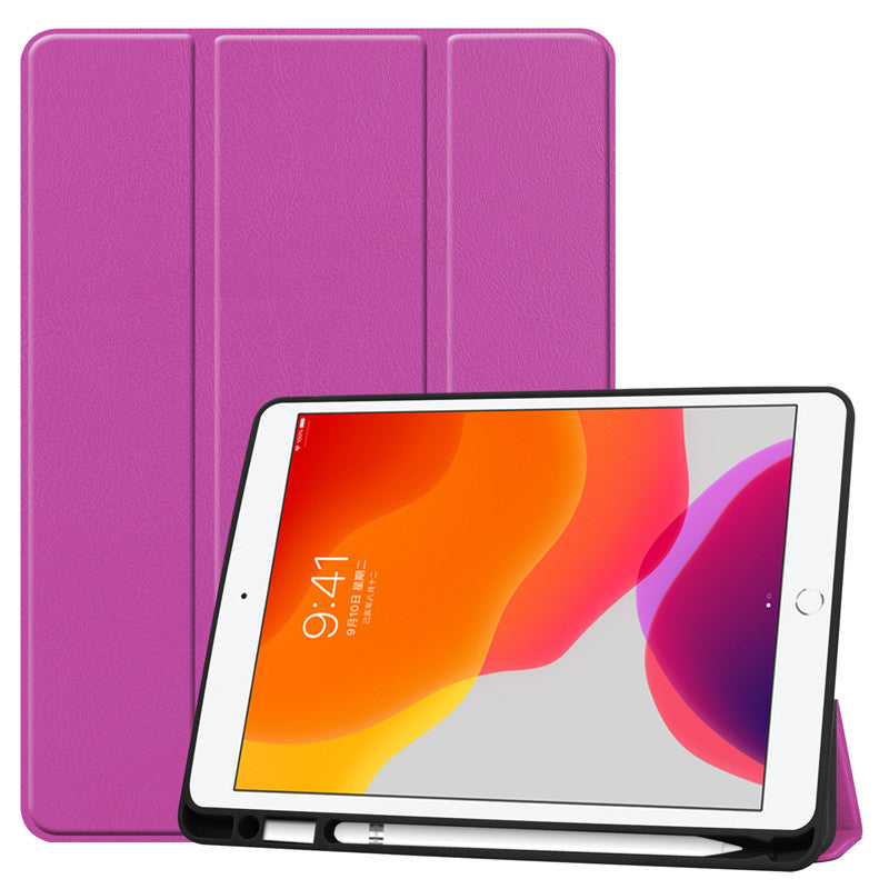 Ein iPad mit lebendigem Display steht vor einem lila ArktisPRO iPad 10,2" PREMIUM SmartCase. Ein Apple Pencil steckt in der integrierten Halterung an der Unterkante des Tablets.
