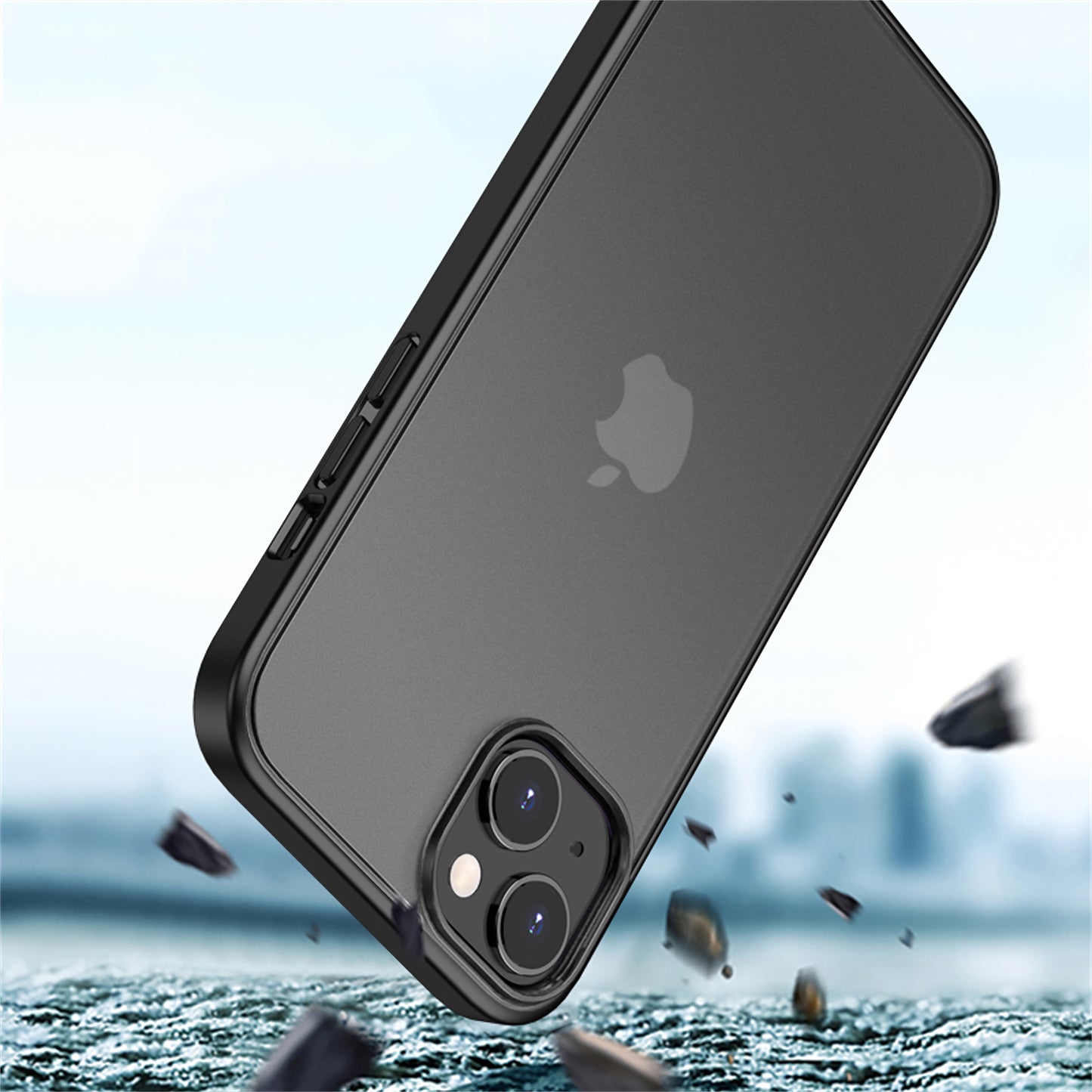 Das Aviato SECTOR SLIM Case für iPhone 13 – Full Black ist ein robustes, stoßdämpfendes TPU-Case von Aviato, das hier ein schwarzes iPhone mit zwei Kameras auf der Rückseite vor einem unscharfen Außenhintergrund schützt.