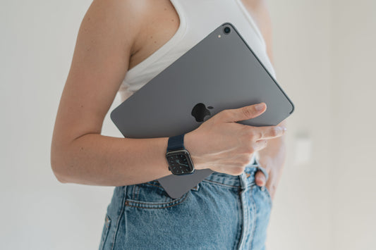 Frau mit iPad in der Hand.