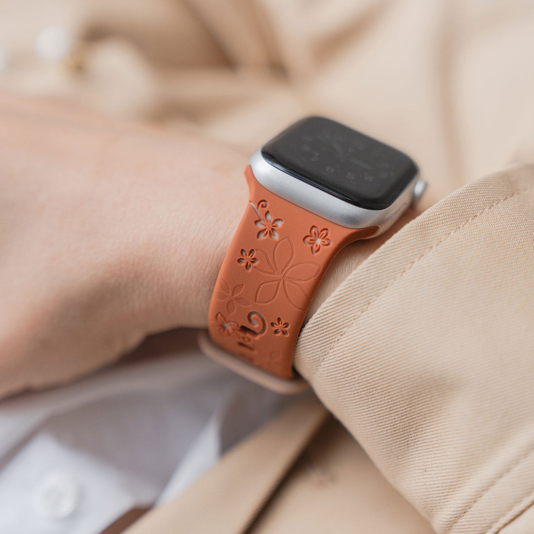 Apple Watch mit braunem arktisband Lederarmband am Handgelenk