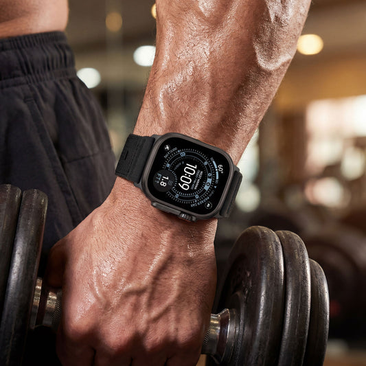 Apple Watch mit schwarzem Sportarmband am Handgelenk beim Hanteltraining