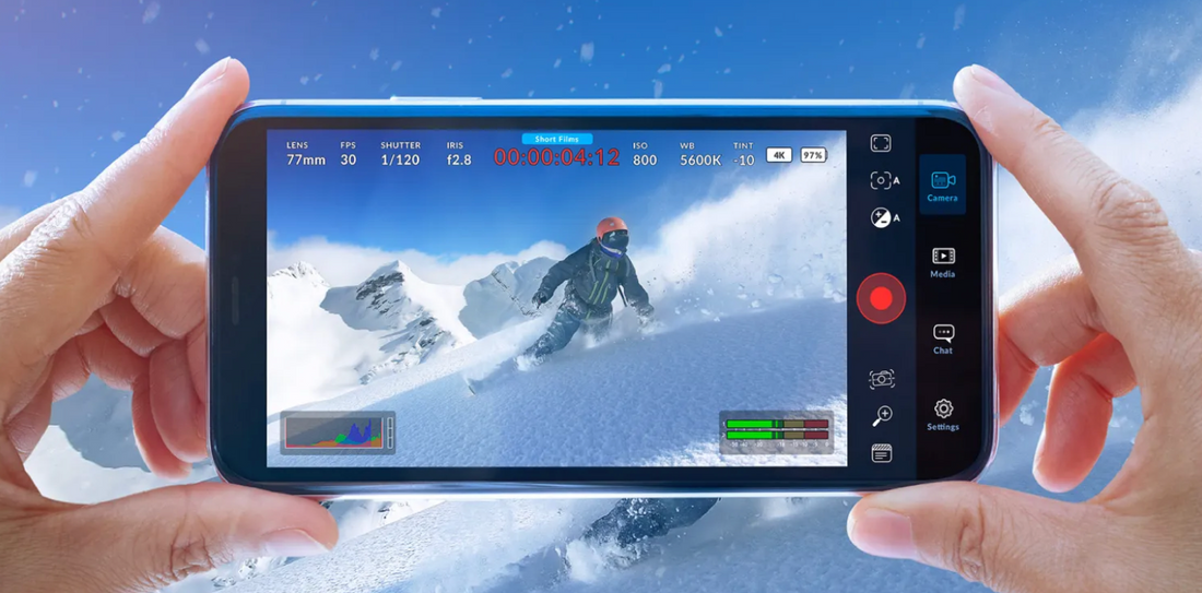 Eine Person wird beim Skifahren mit dem iPhone gefilmt, auf dem viele Kameraeinstellungen zu sehen sind.