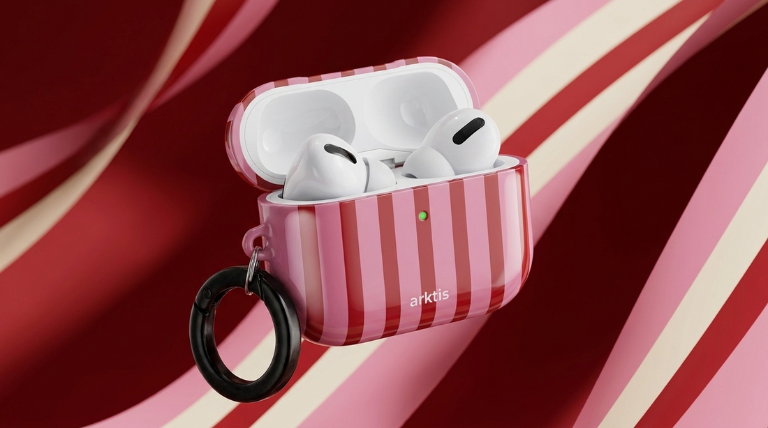 arktis AirPods Hülle mit Streifenmuster und Karabiner auf rotem Stoff