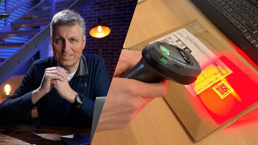 arktis.de GmbH Geschäftsführer Rainer Wolf neben einem Prozess aus der Retourenbearbeitung mit dem Scanner. 