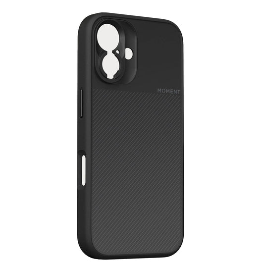 Die MOMENT iPhone 16 Kameratasche MagSafe verfügt über strukturierte diagonale Linien, einen großen Kameraausschnitt und ist mit einer Drop-In-Objektivhalterung kompatibel - ideal für eine iPhone 16 Kamera Hülle, hier im Winkel.