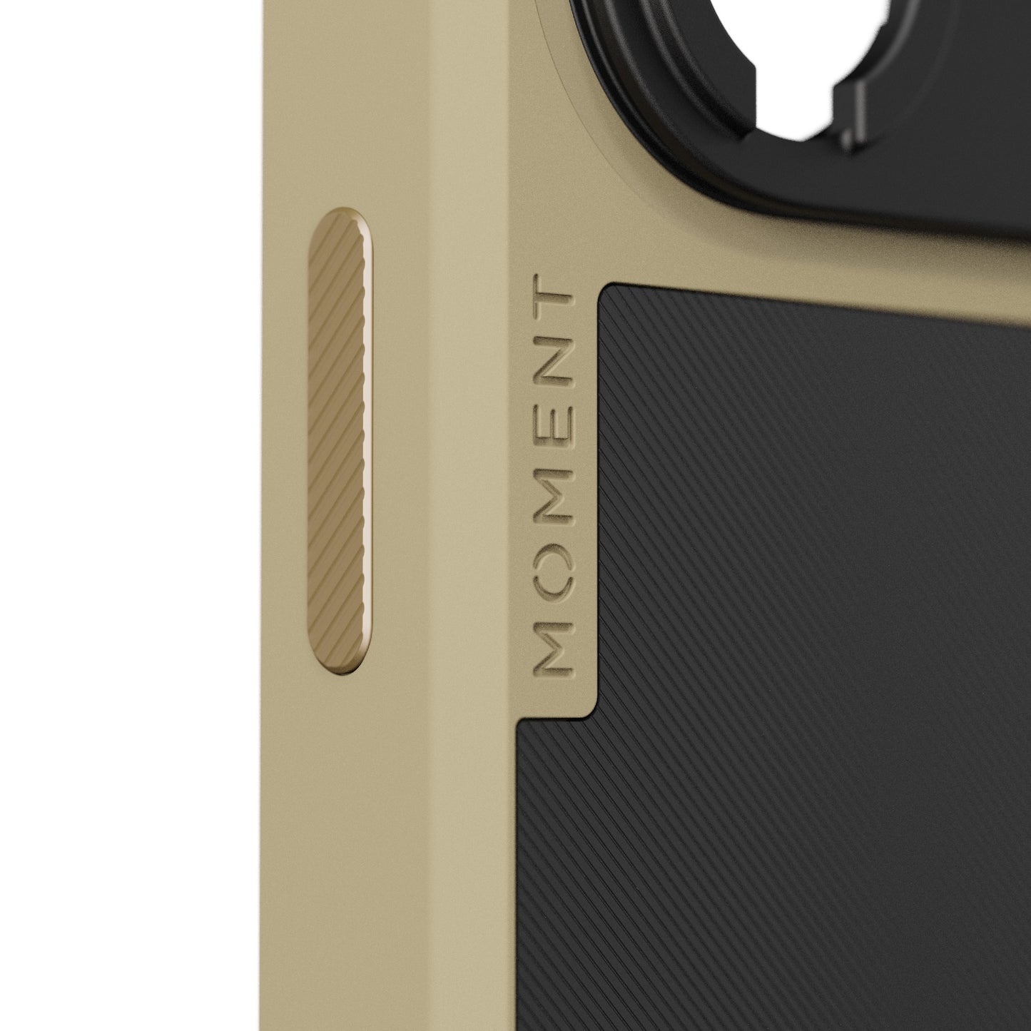 Nahaufnahme der MOMENT iPhone 17 Pro Max Kameratasche MagSafe in Beige und Schwarz, mit eingraviertem "MOMENT" an der Seite.