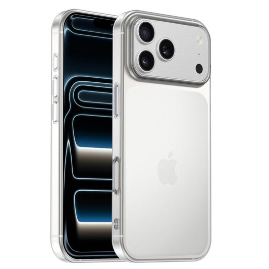 Ein silbernes iPhone 17 Pro mit einem arktis iPhone 17 Pro ZERO Case, einer ultradünnen, transparenten Hülle von arktis, die das Display und die dreifache Rückkamera zeigt.