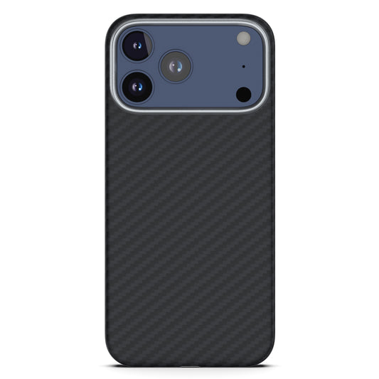 Das arktis iPhone 17 Pro Max Carbon Case von arktis zeichnet sich durch ein schwarzes, strukturiertes Carbonfaser-Finish aus, das hier das hintere Kameramodul hervorhebt.
