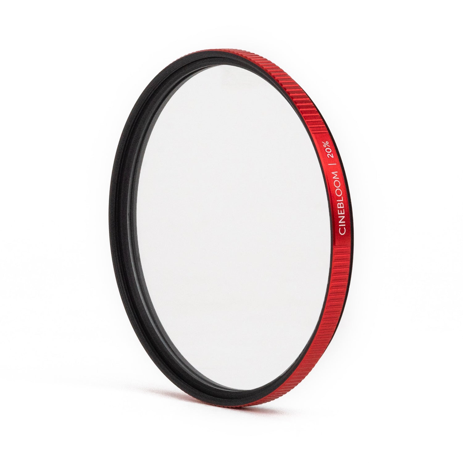 Der MOMENT 67mm CineBloom Diffusionsfilter hat einen roten Rand, ist mit 20% beschriftet und verwendet hochwertiges Filterglas, um einen sanften Weichzeichner-Effekt für Ihr Kameraobjektiv zu erzielen.