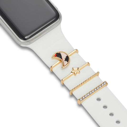 Vier goldene Charms – Mond, Stern, Perlenband und Kristalle – zieren die arktisband Apple Watch Charms „Sweet Dreams“ von arktisband und verleihen Ihrer Smartwatch ein stilvolles und unverwechselbares Flair.