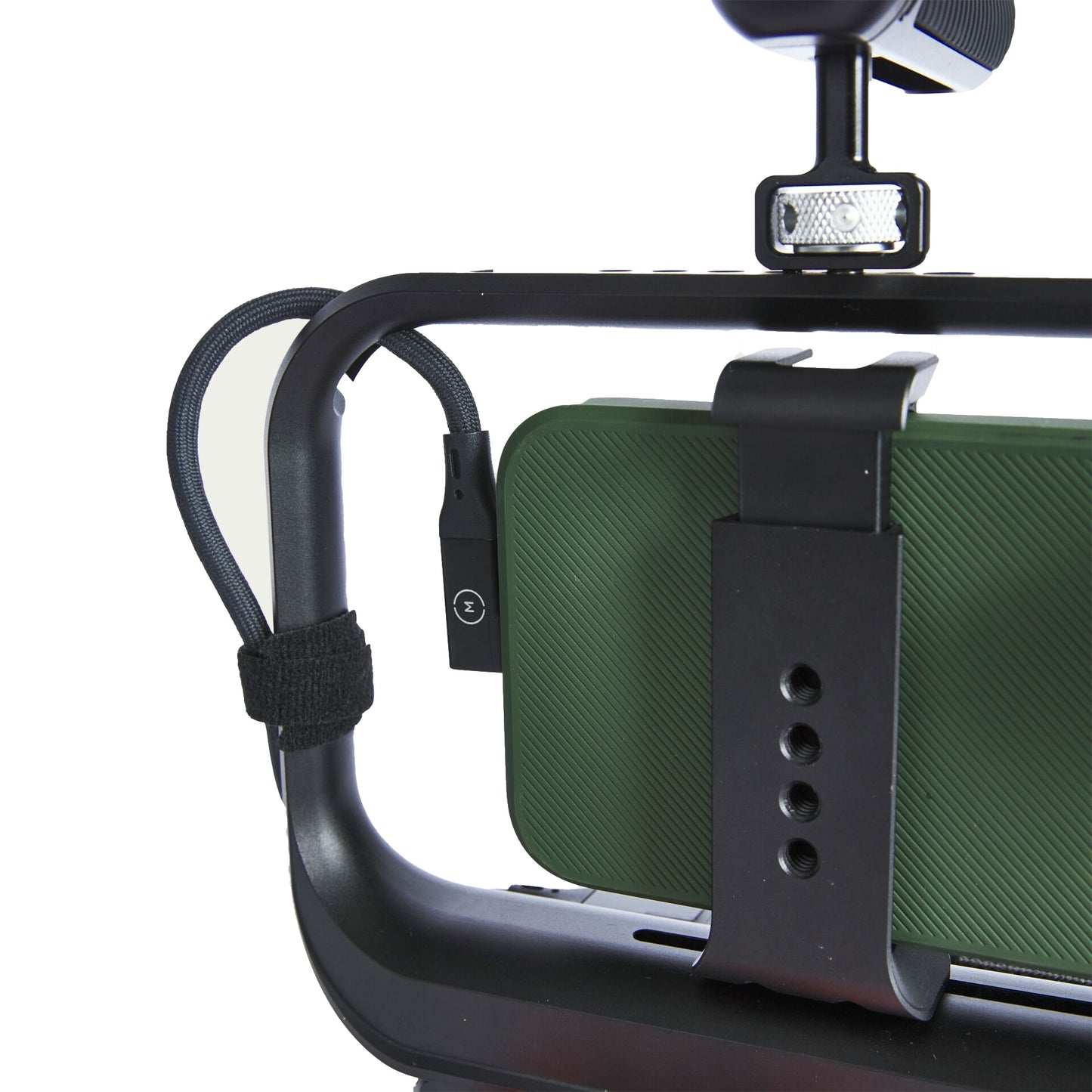 Nahaufnahme des MOMENT Superflex Right-Angle USB-C auf USB-C Kabel 23 cm, ein grünes Gerät in einem schwarzen Metallrahmen, mit 90°-Steckern und strapazierfähigem geflochtenem Nylon mit angeschlossenem Kabel und montiertem Licht.