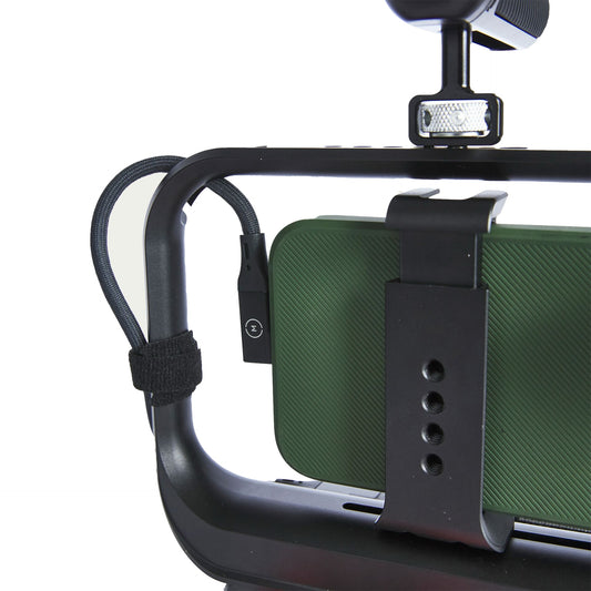 Nahaufnahme des MOMENT Superflex Right-Angle USB-C auf USB-C Kabel 23 cm, ein grünes Gerät in einem schwarzen Metallrahmen, mit 90°-Steckern und strapazierfähigem geflochtenem Nylon mit angeschlossenem Kabel und montiertem Licht.