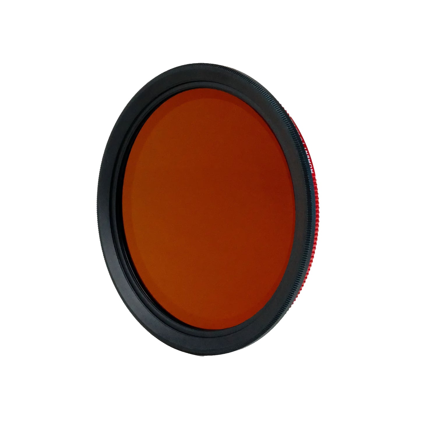 Der MOMENT 67mm Variable ND-Filter (2-7 Stop) hat ein rundes, orangefarbenes Glas mit schwarzem Rahmen, das sich perfekt für die kreative Belichtungssteuerung eignet, und ist isoliert auf einem weißen Hintergrund abgebildet.