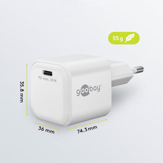 Goobay USB-C PD GaN Schnellladegerät Nano 30 W mit Größe Abmessungen und 55g Gewicht auf einem hellen Hintergrund gezeigt.