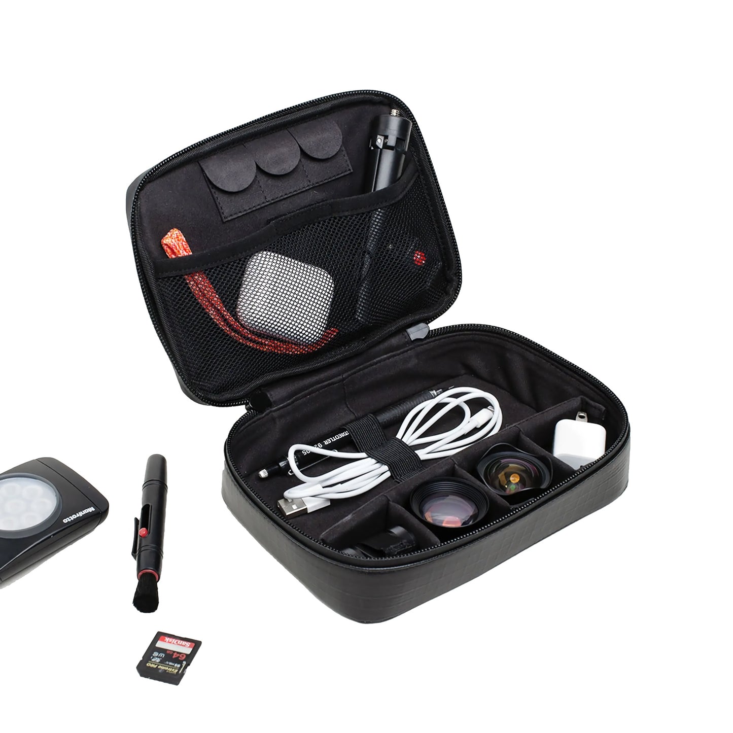 Der MOMENT Wetterfestes Mobile Lens Carrying Case für 4 Linsen in Schwarz fasst Kabel, Objektive, Objektivschutz, ein Ladegerät und wetterfestes Kamerazubehör; einige Gegenstände sind auch außerhalb des Koffers übersichtlich angeordnet.